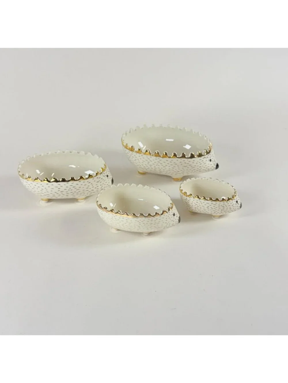 Signature Hedgehog Shaped Nested Bowls 4 Pieces Measuring Cups White Gold